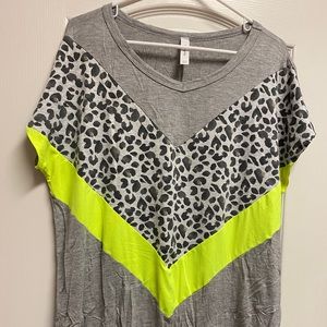 HoneyMe Gray Leopard T-Shirt L